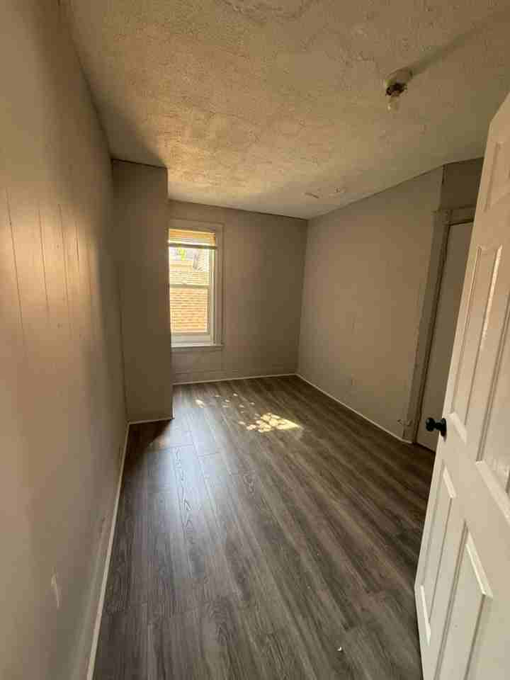 1121 Saint Vincent St - Photo 5 of 6