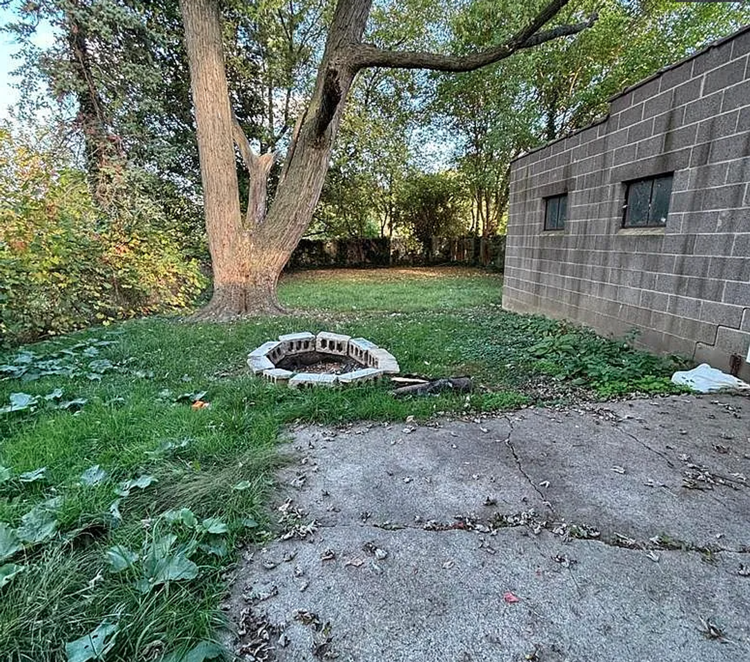 411 S Hayford Ave - Photo 2 of 24