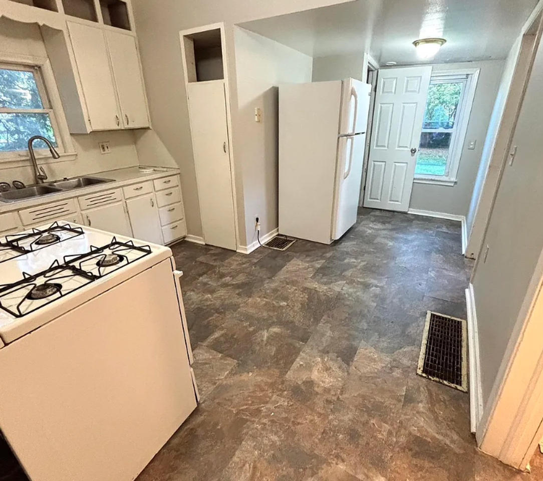 411 S Hayford Ave - Photo 6 of 24