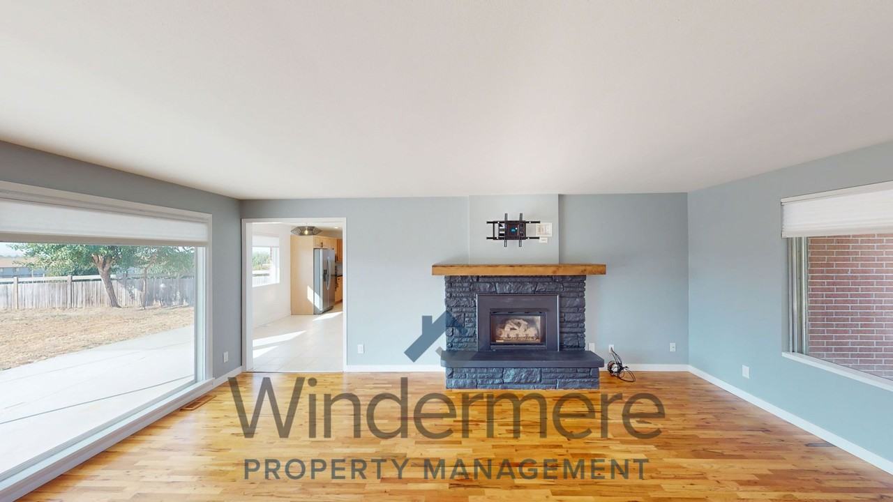 2348 Frazier Dr - Photo 2 of 38