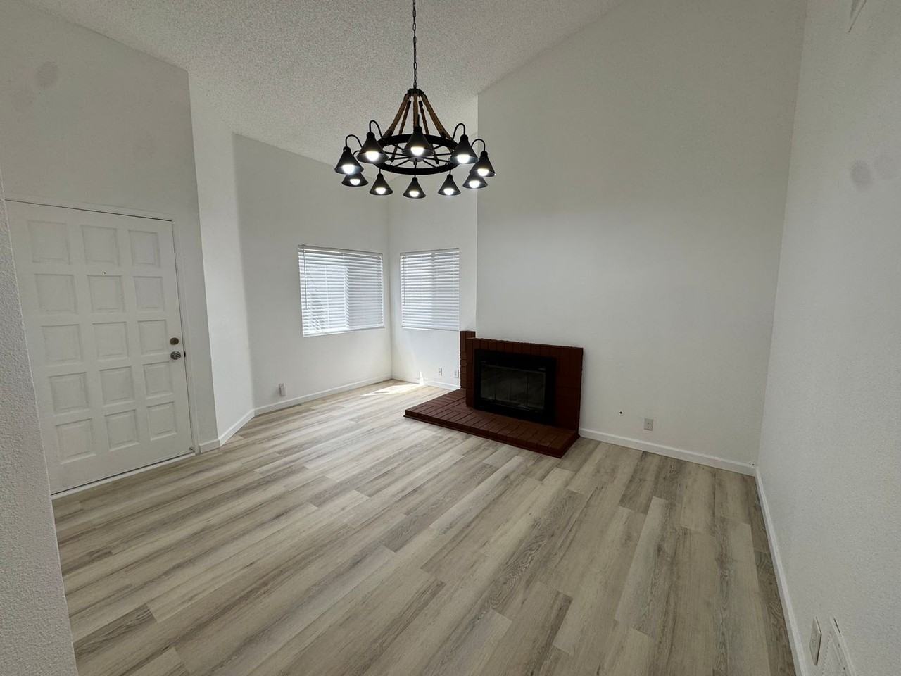 1523 Woodpine Dr - Photo 3 of 20