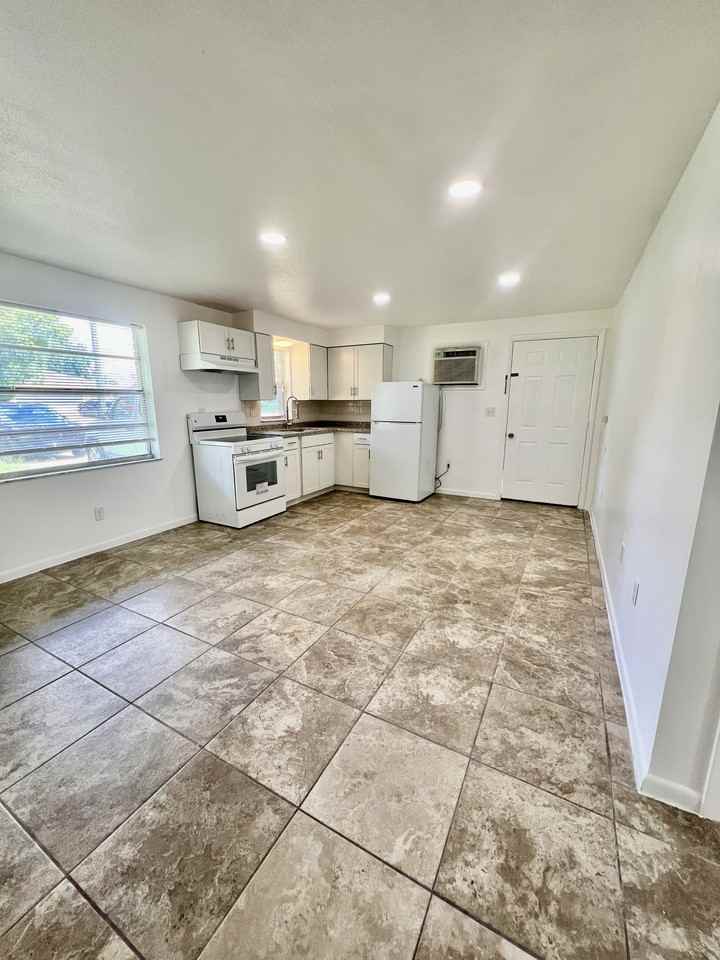5739 9th Street - Photo 4 of 11
