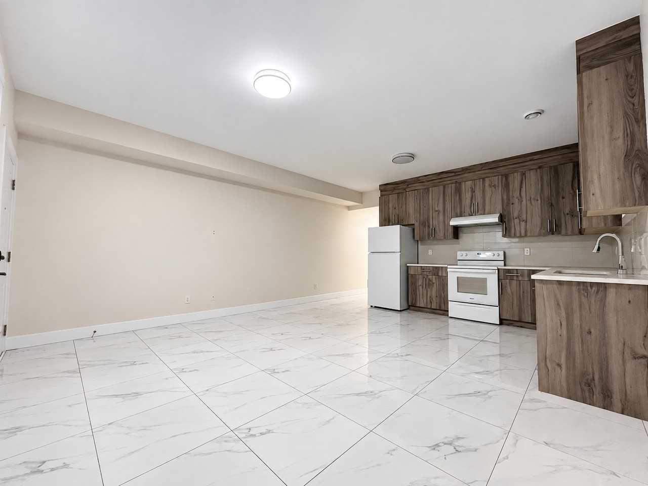 20549 70A Avenue - Photo 4 of 27