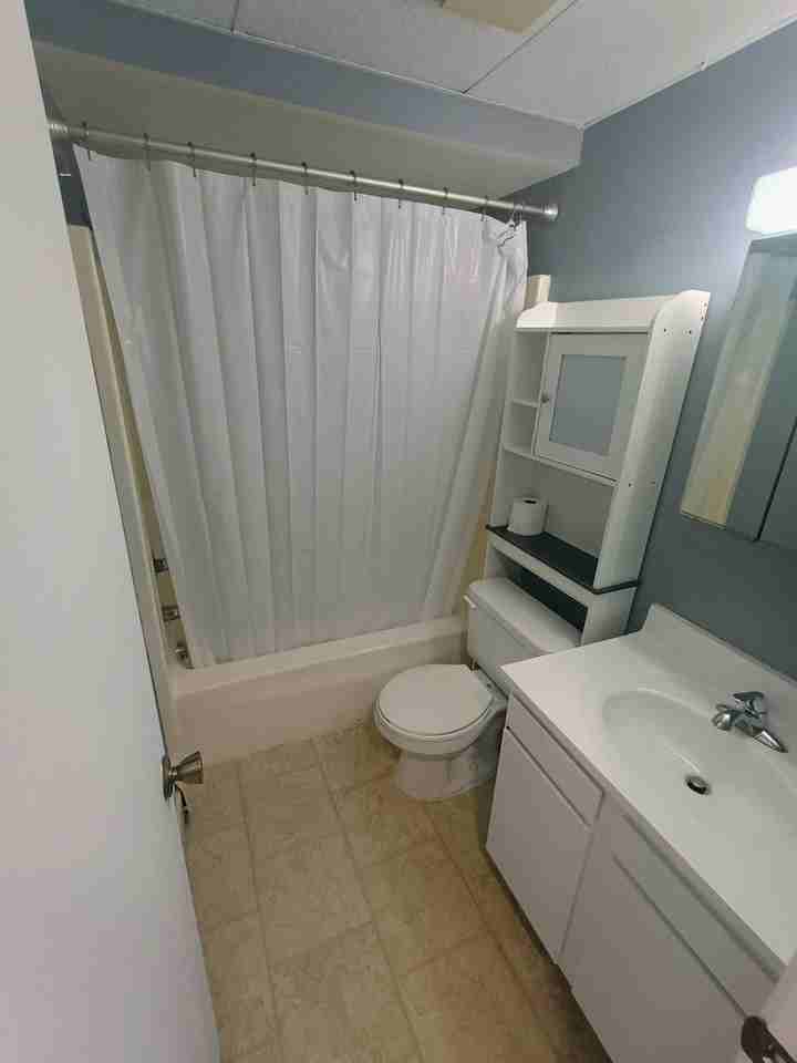 320 Johnson Street Southeast, Unit D - Photo 6 of 12