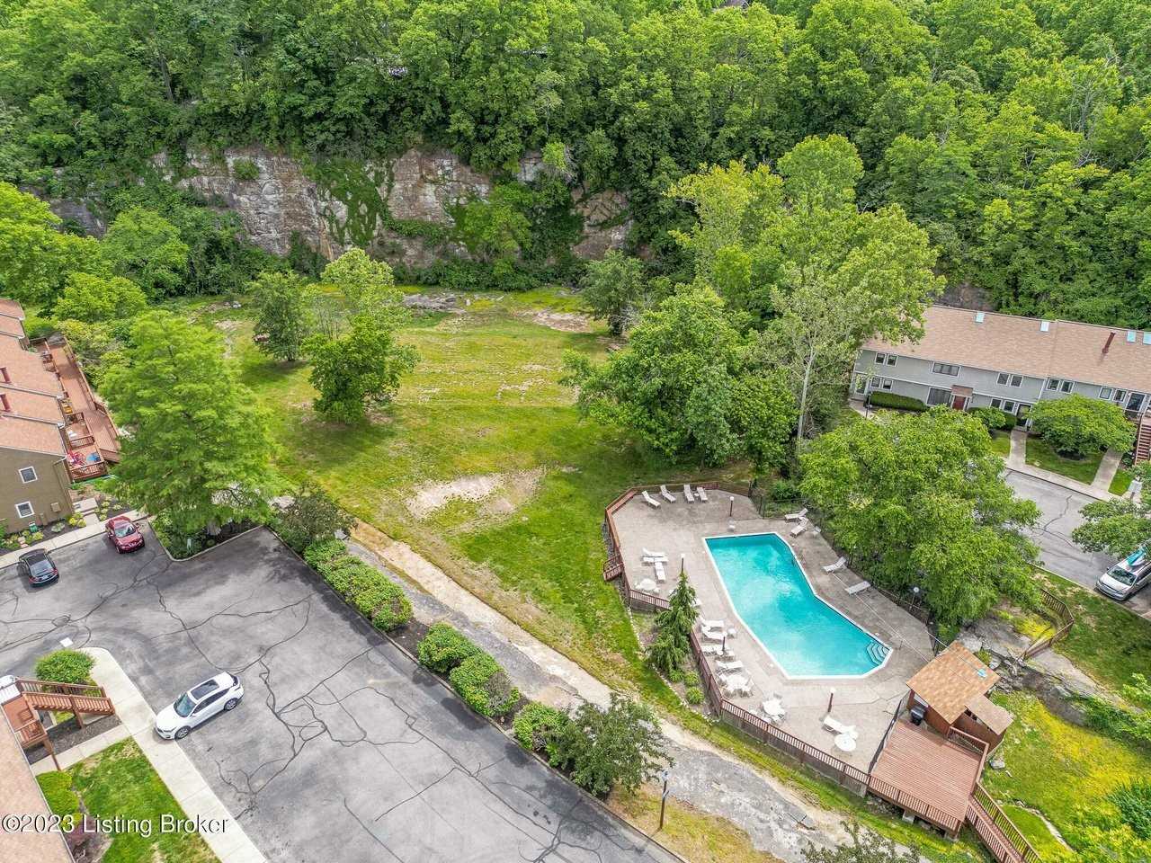 370 Crescent Spring Dr - Photo 3 of 9