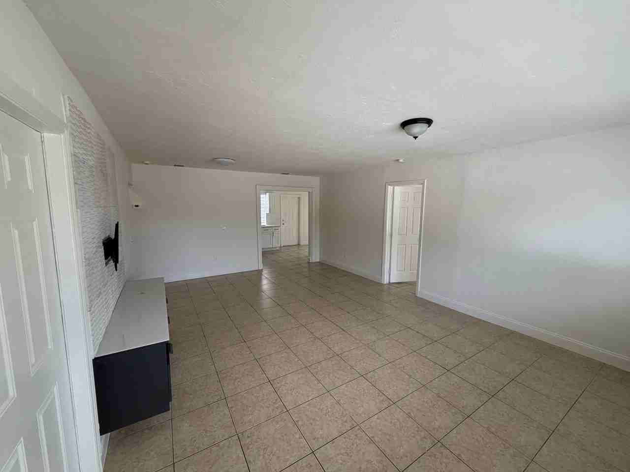 713 Sw 5th Ct - Photo 3 of 24