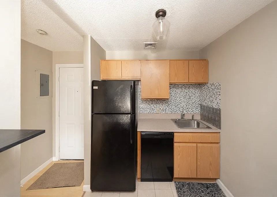 450 Somerset Ave #13 - Photo 3 of 10