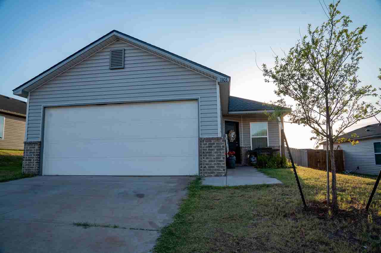 1103 Stallion Dr - Photo 2 of 11