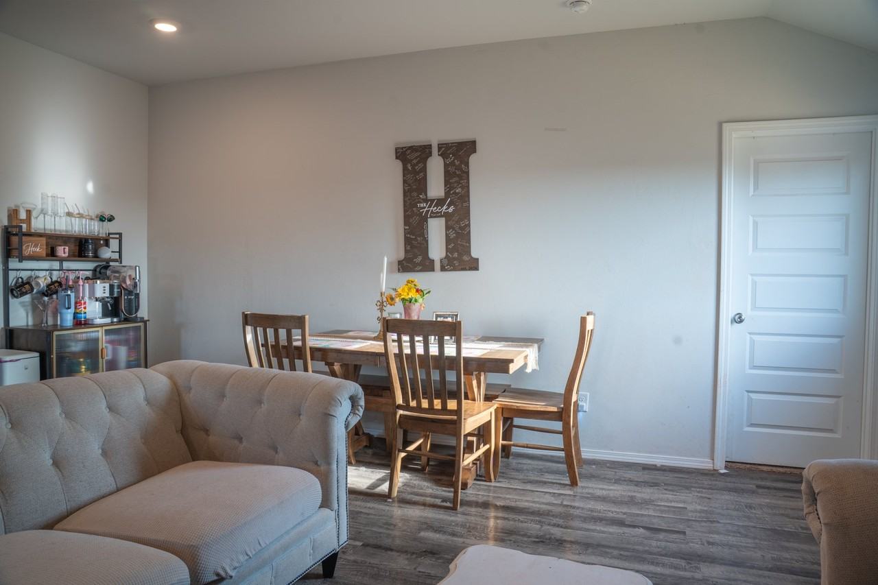 1103 Stallion Dr - Photo 4 of 11