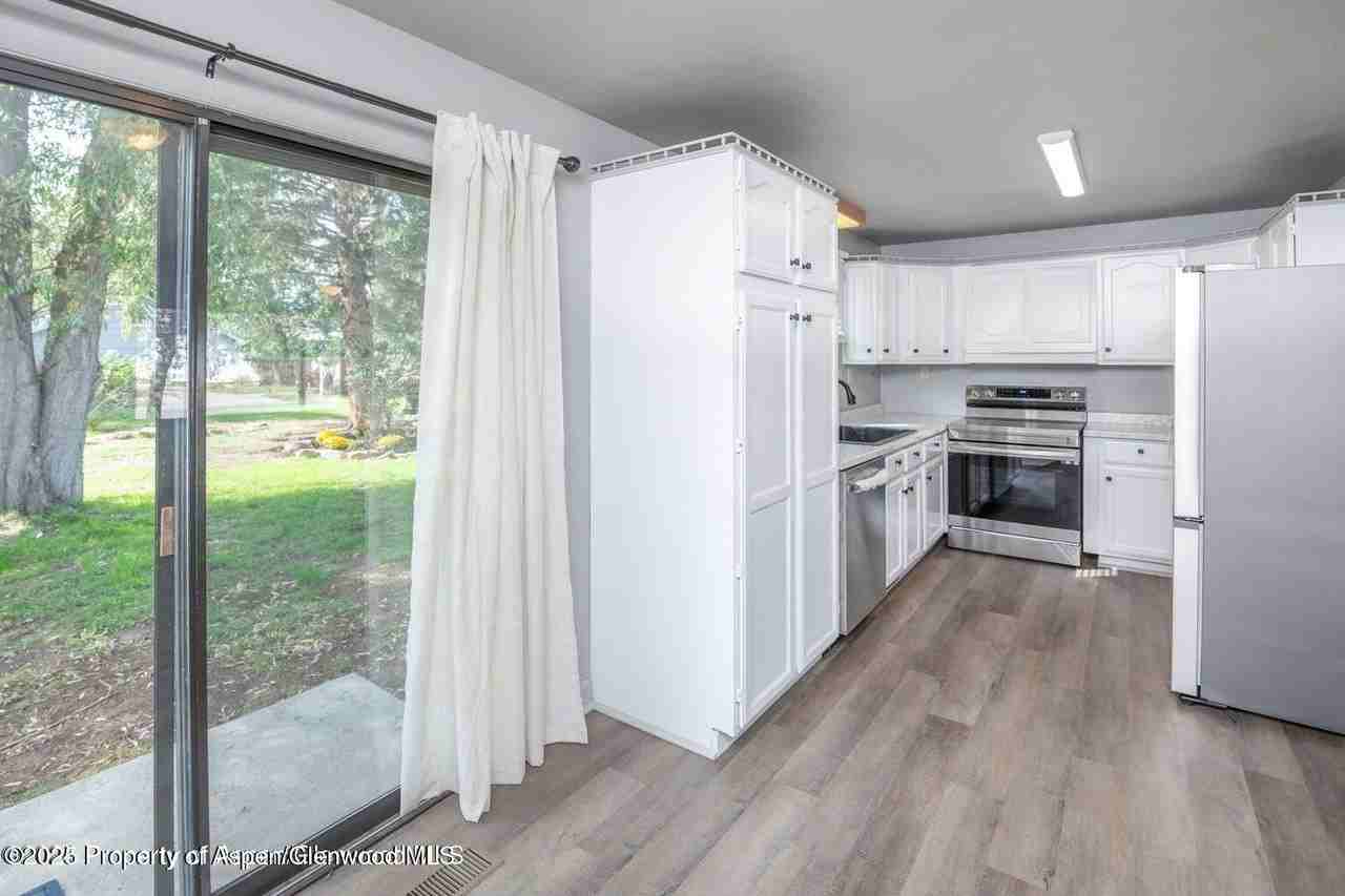 750 Breeze St - Photo 7 of 50