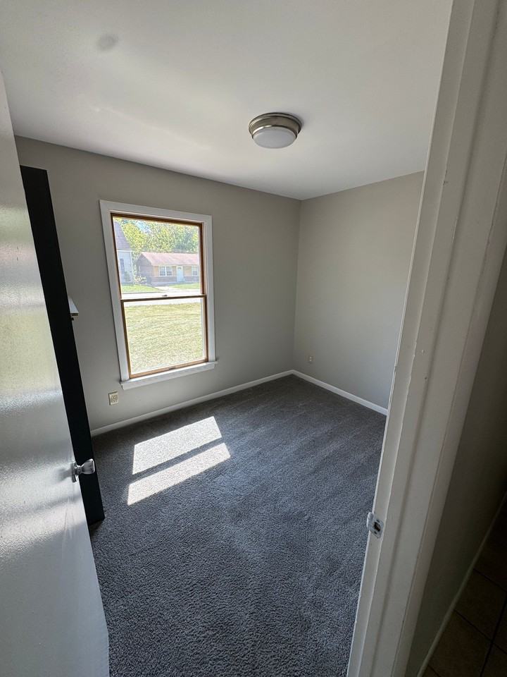 2400 Roosevelt Ave - Photo 4 of 12