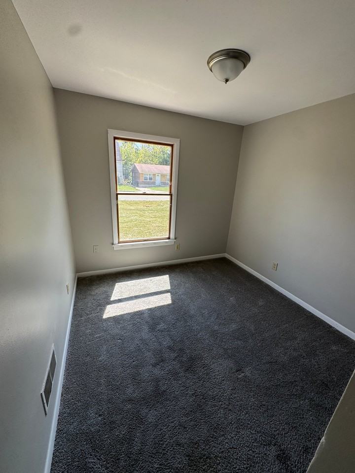 2400 Roosevelt Ave - Photo 6 of 12
