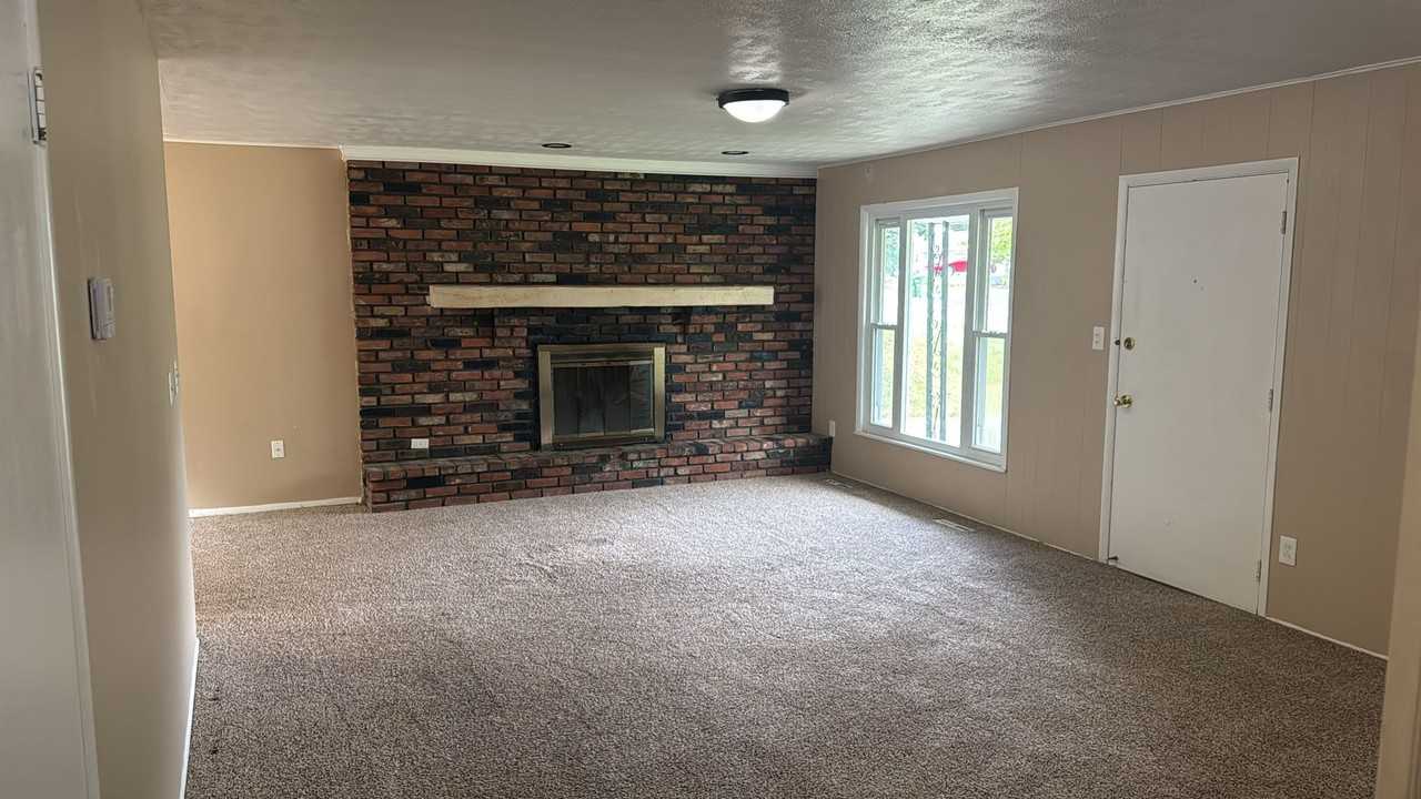 24805 Eldridge Blvd - Photo 3 of 11
