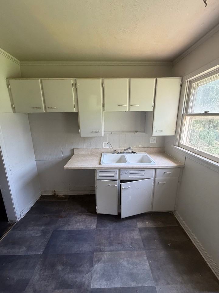 815 W Doolin Ave - Photo 7 of 8