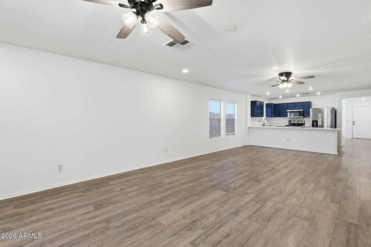 45542 W Guilder Ave - Photo 3 of 34