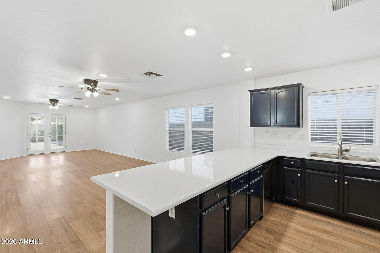 45542 W Guilder Ave - Photo 4 of 34