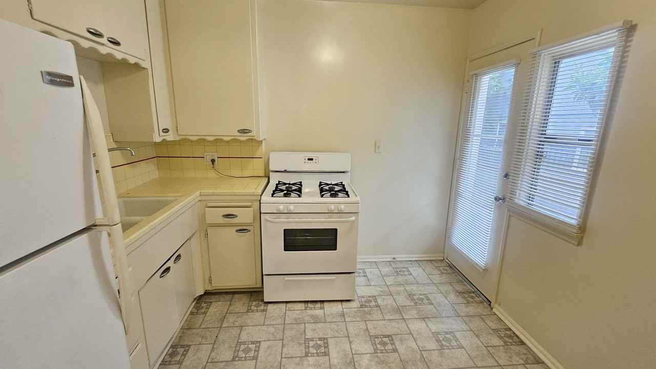 1623 N Hobart Blvd #2 - Photo 5 of 9