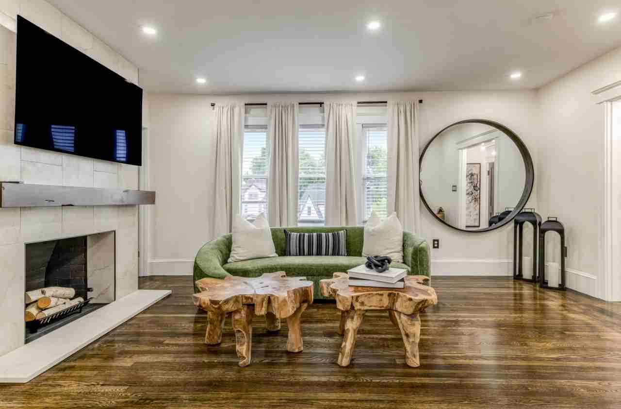 86 Gallivan Blvd - Photo 3 of 15