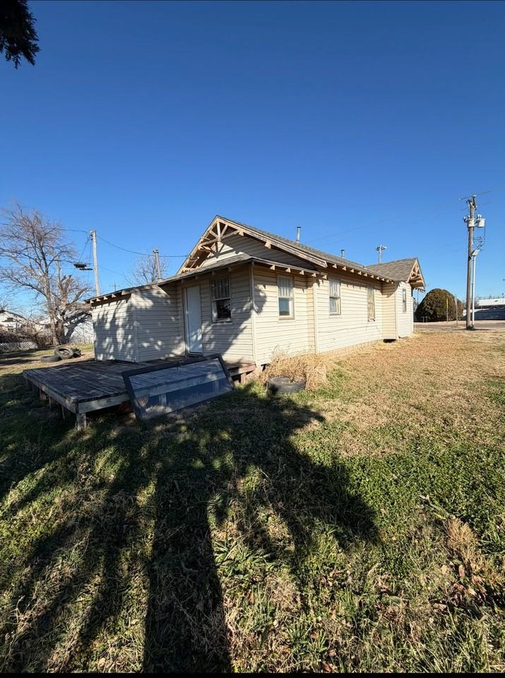 715 Comanche St - Photo 2 of 3