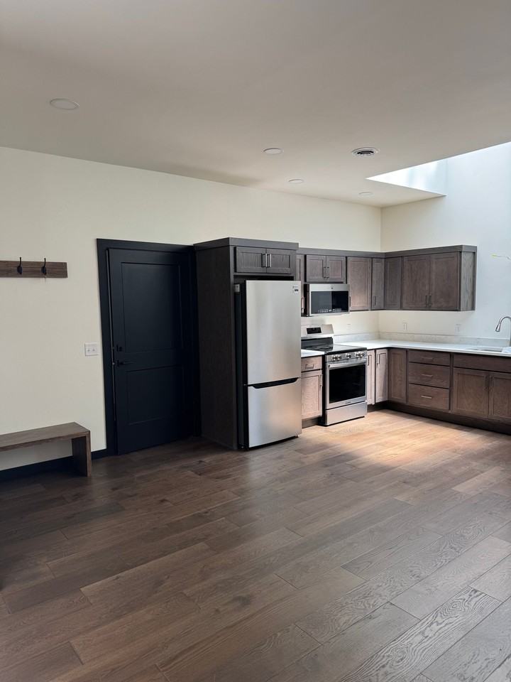 517 1st St #B - Photo 2 of 10