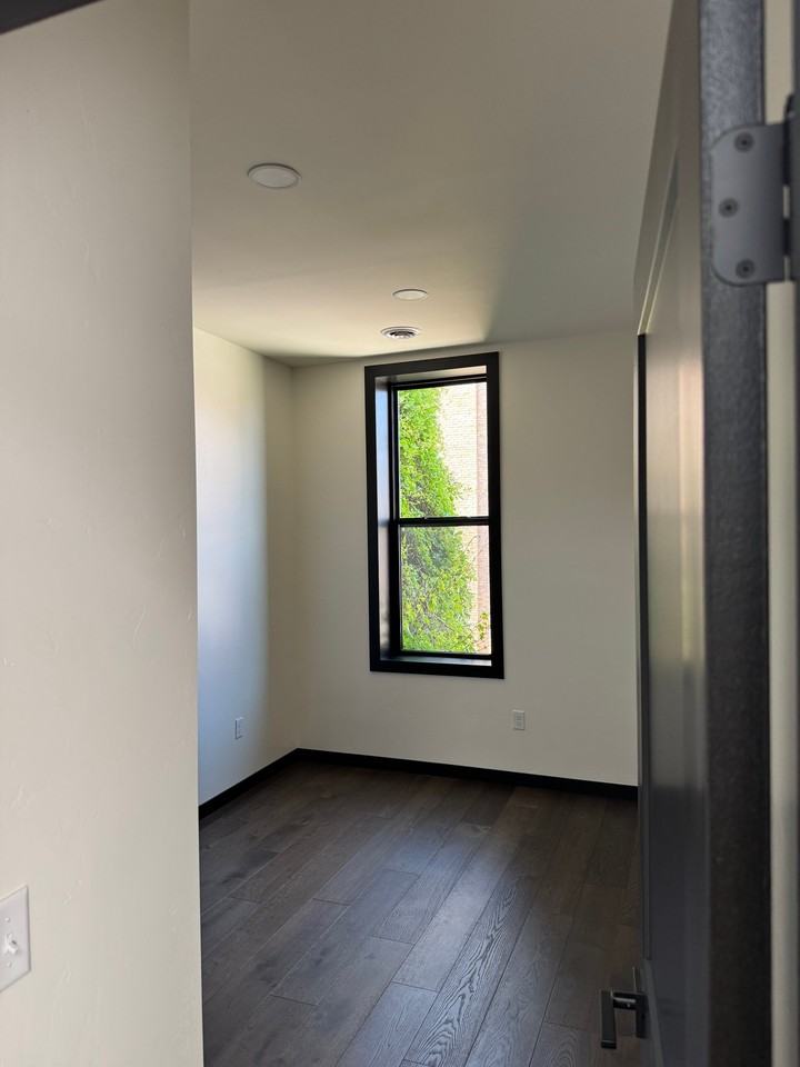 517 1st St #B - Photo 3 of 10