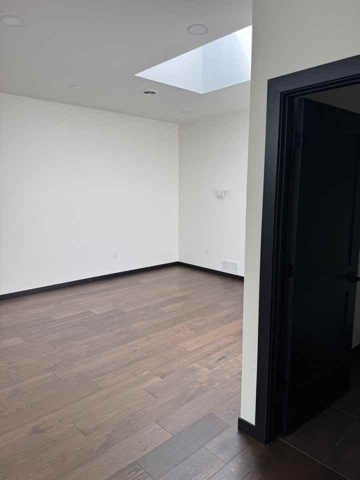 517 1st St #B - Photo 7 of 10