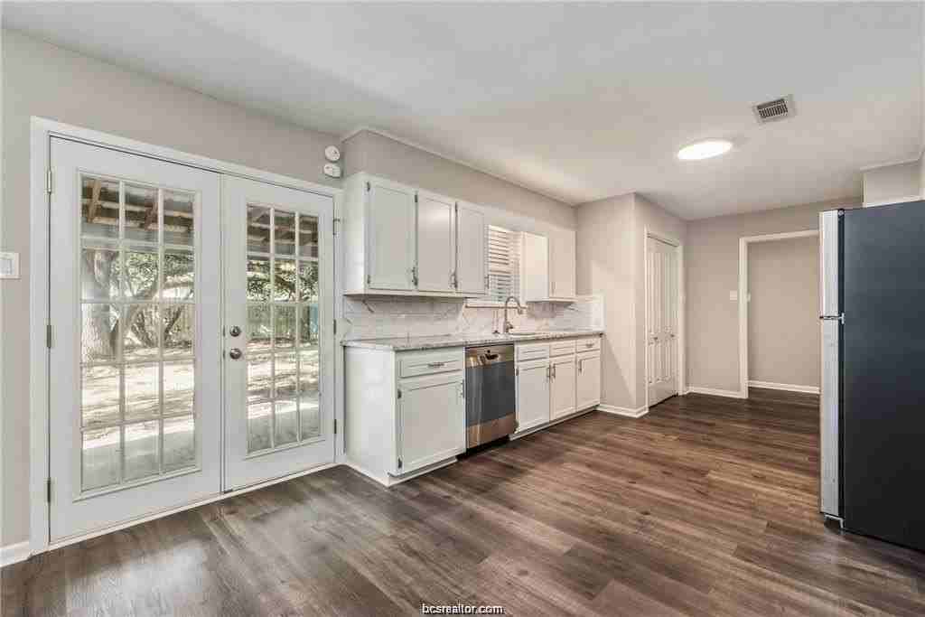 3408 Dallis Dr - Photo 7 of 18