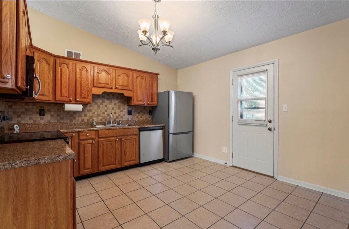 1424 Gumwood Dr - Photo 4 of 18