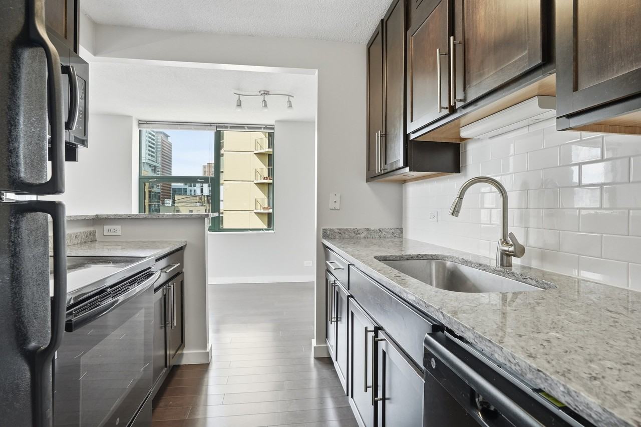 71 W Huron St - Photo 3 of 17
