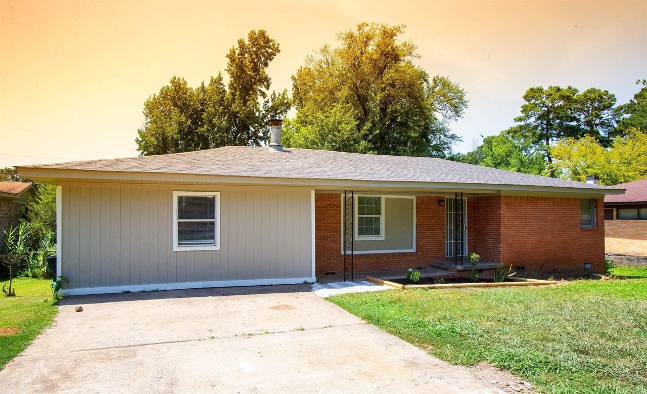 208 Greencrest Dr