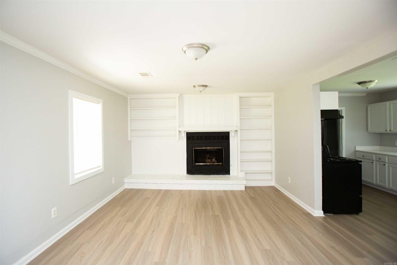 208 Greencrest Dr - Photo 2 of 23