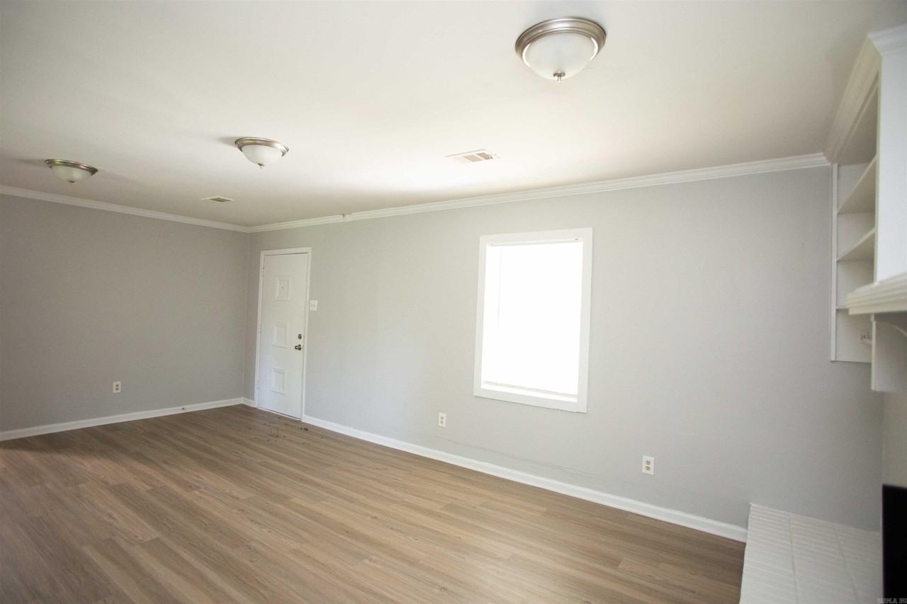 208 Greencrest Dr - Photo 5 of 23