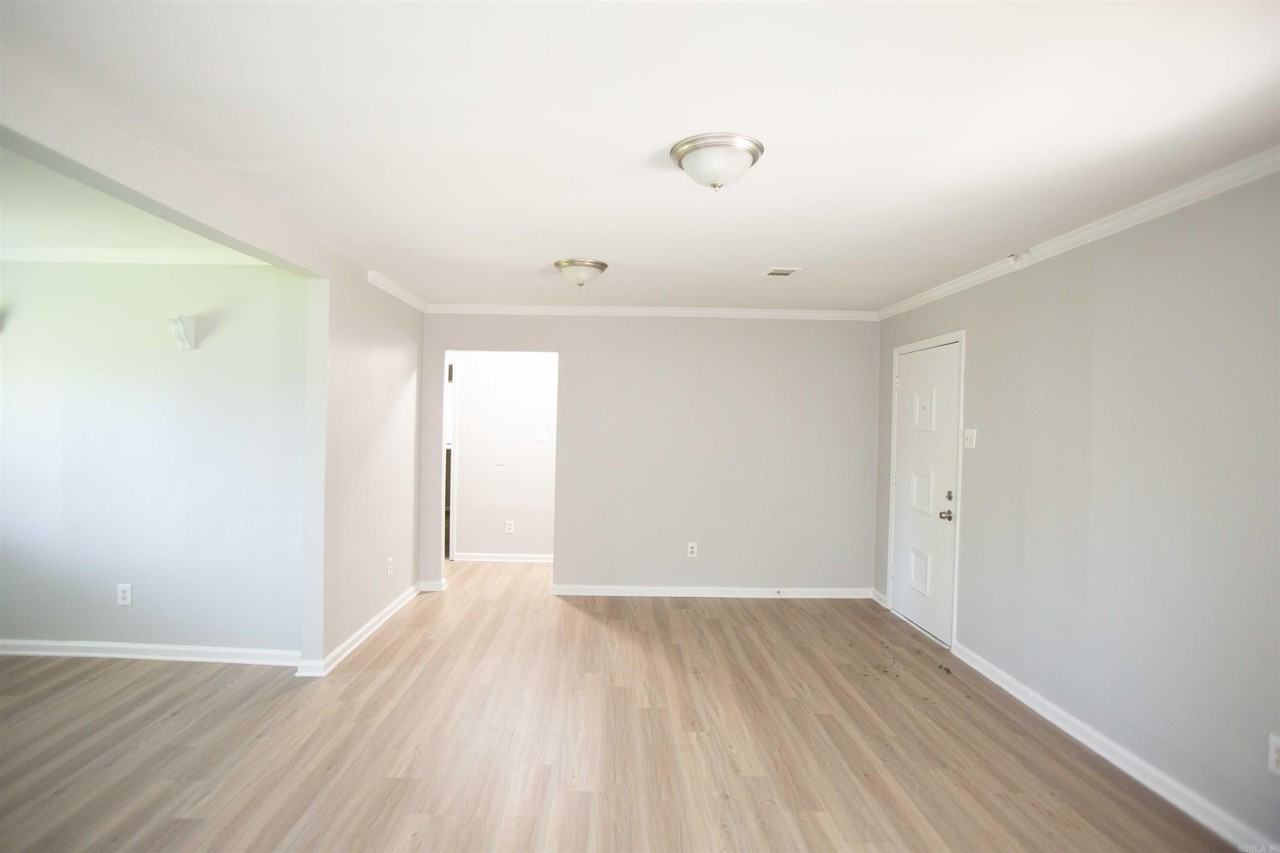 208 Greencrest Dr - Photo 6 of 23