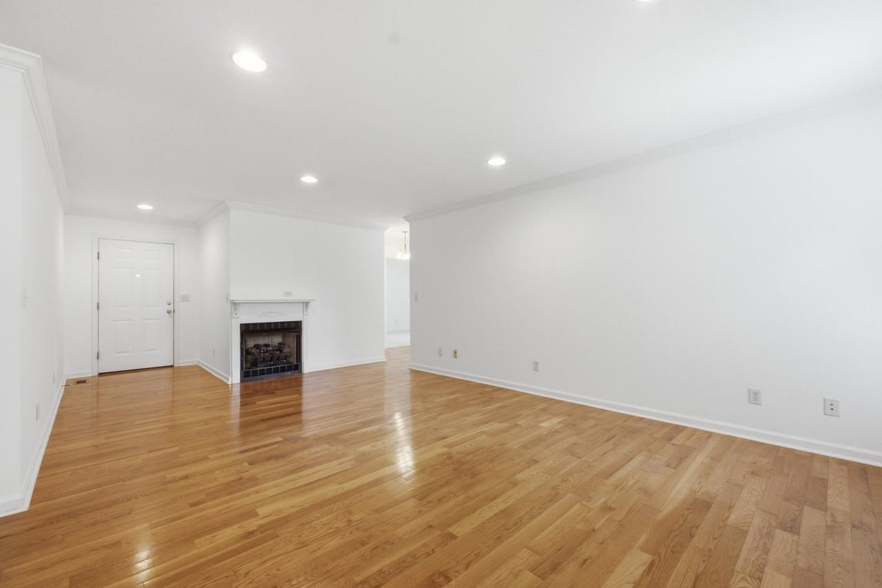 192 Gladstone Dr - Photo 4 of 26
