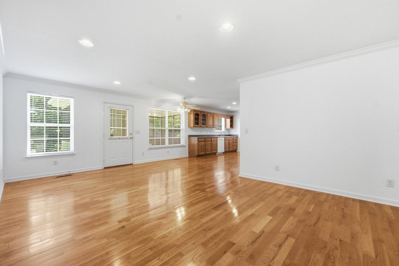 192 Gladstone Dr - Photo 5 of 26