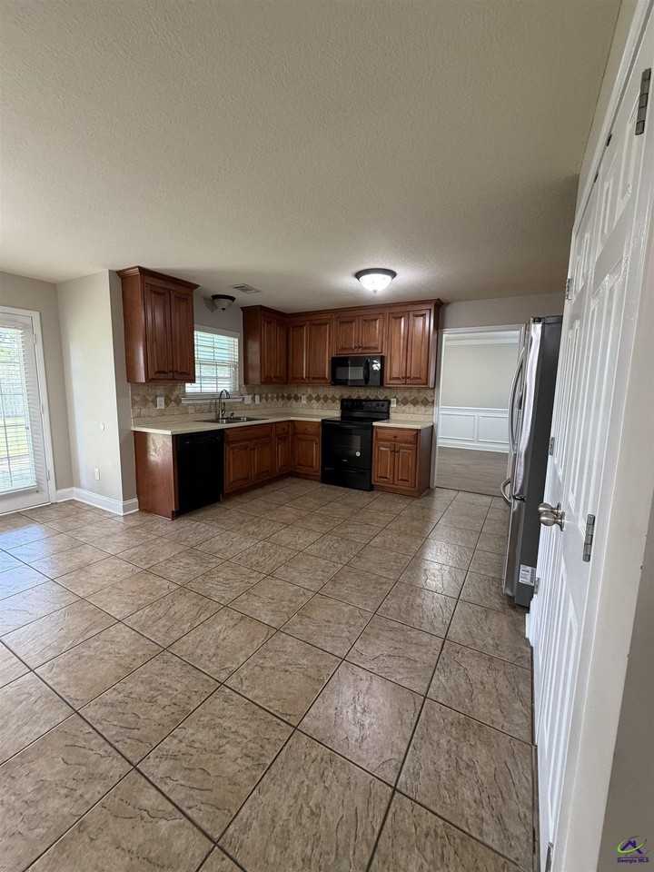605 Cheshire Dr - Photo 3 of 20