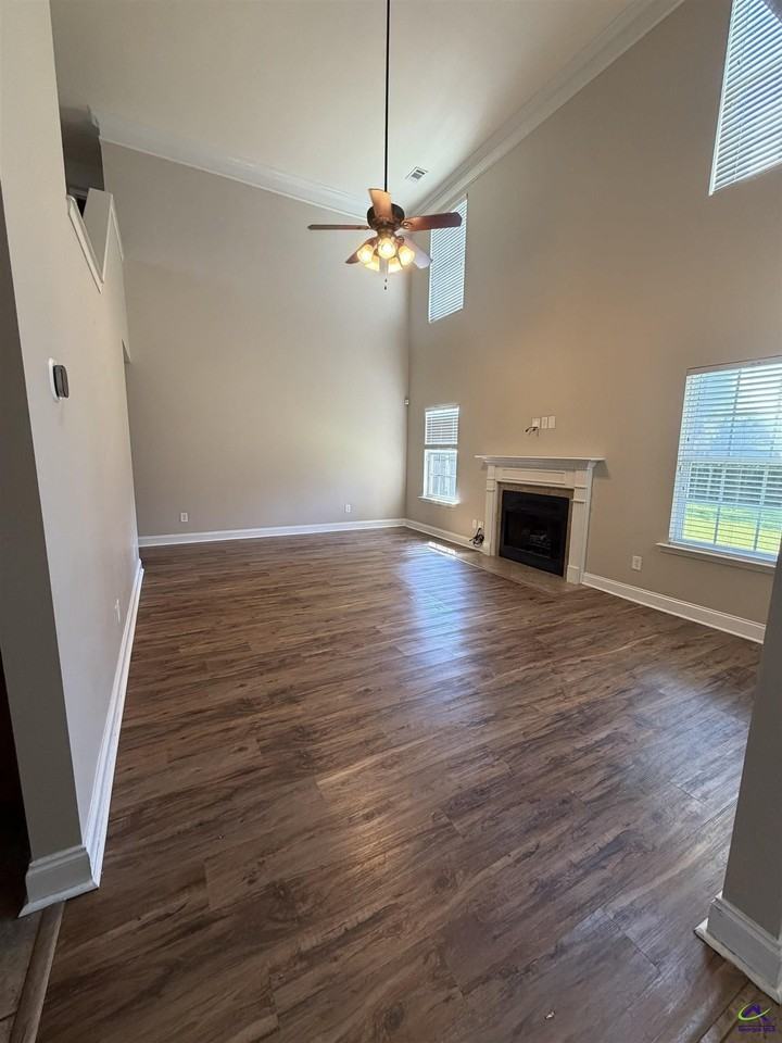 605 Cheshire Dr - Photo 4 of 20