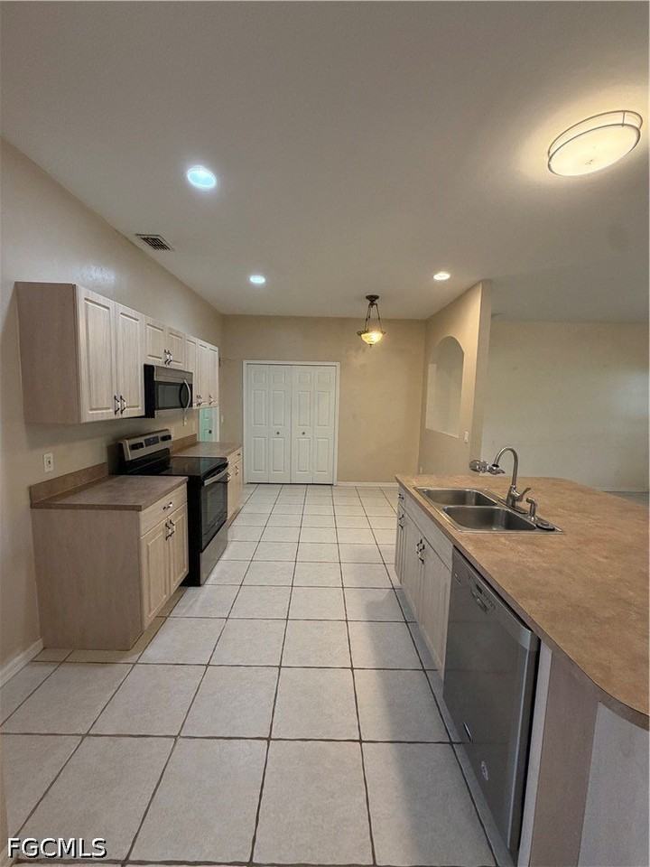 721 Milwaukee Blvd - Photo 4 of 17