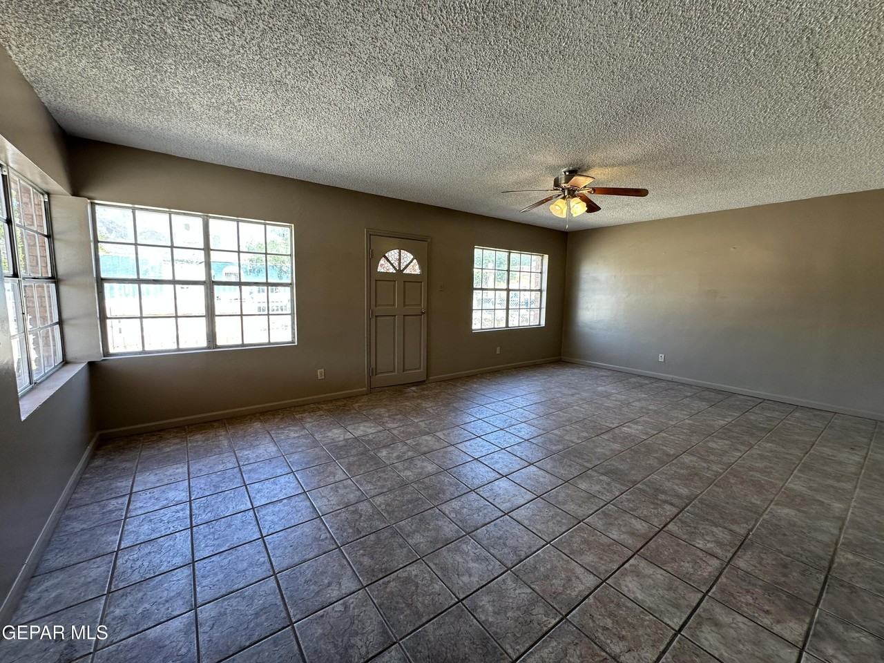 8920 Kenneth St - Photo 4 of 21