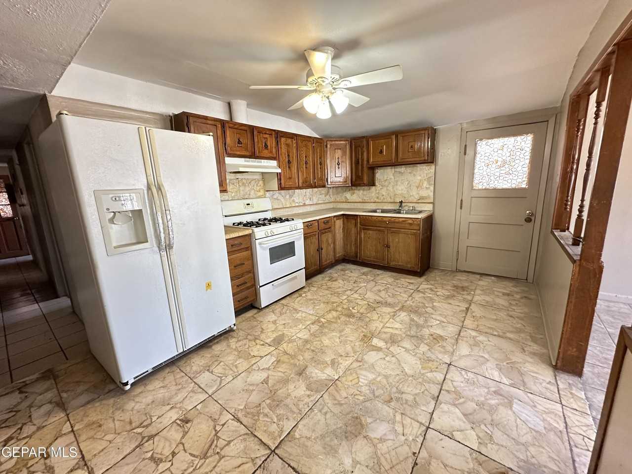 8920 Kenneth St - Photo 5 of 21