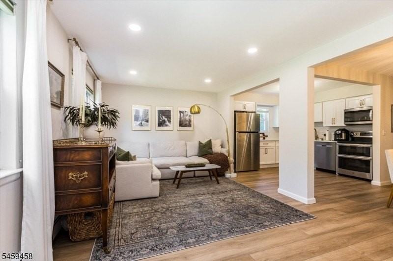 7 Van Vleck St - Photo 5 of 27