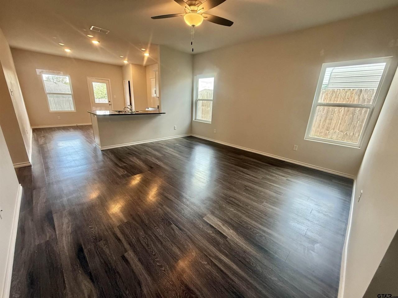 110 S Rainbow Dr - Photo 2 of 17