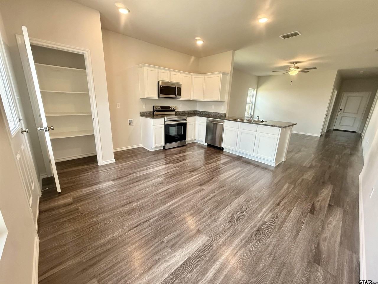 110 S Rainbow Dr - Photo 4 of 17