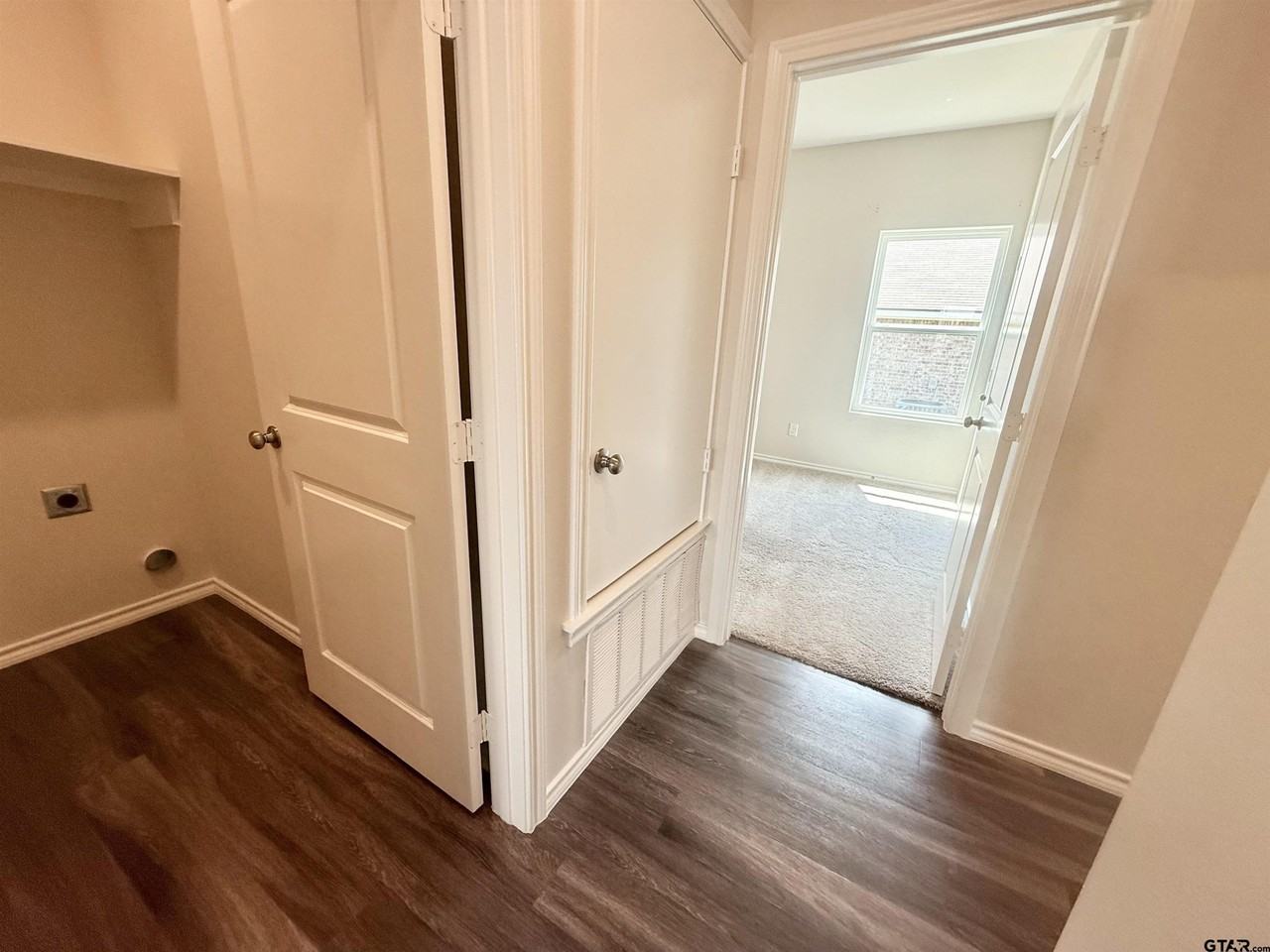 110 S Rainbow Dr - Photo 5 of 17