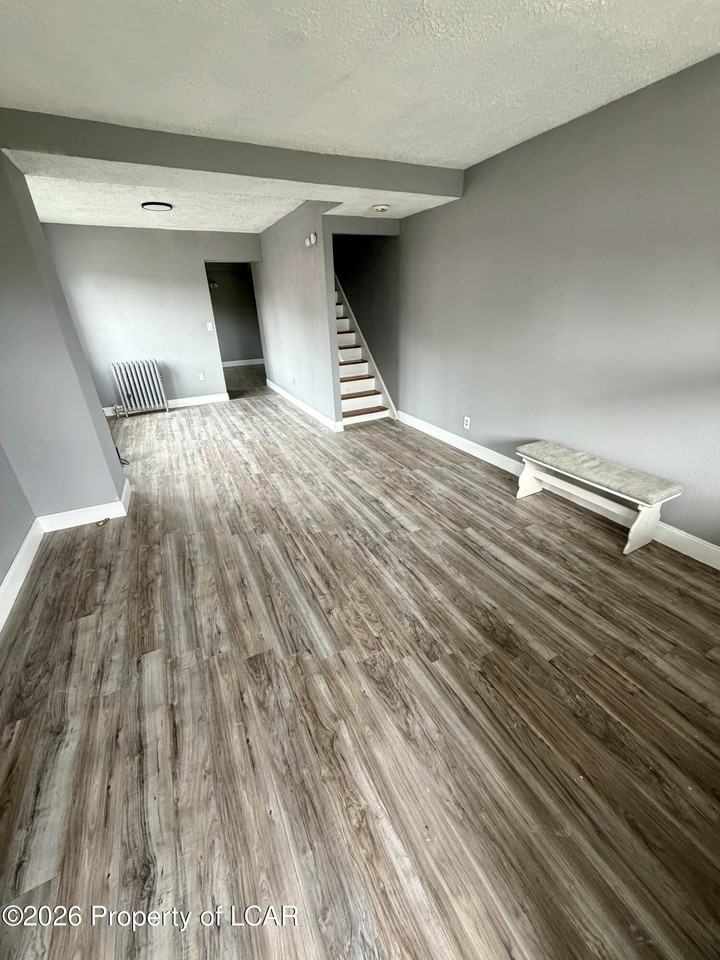 570 Nanticoke St - Photo 3 of 8