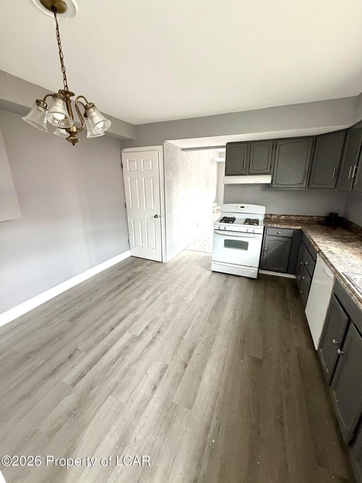 570 Nanticoke St - Photo 4 of 8