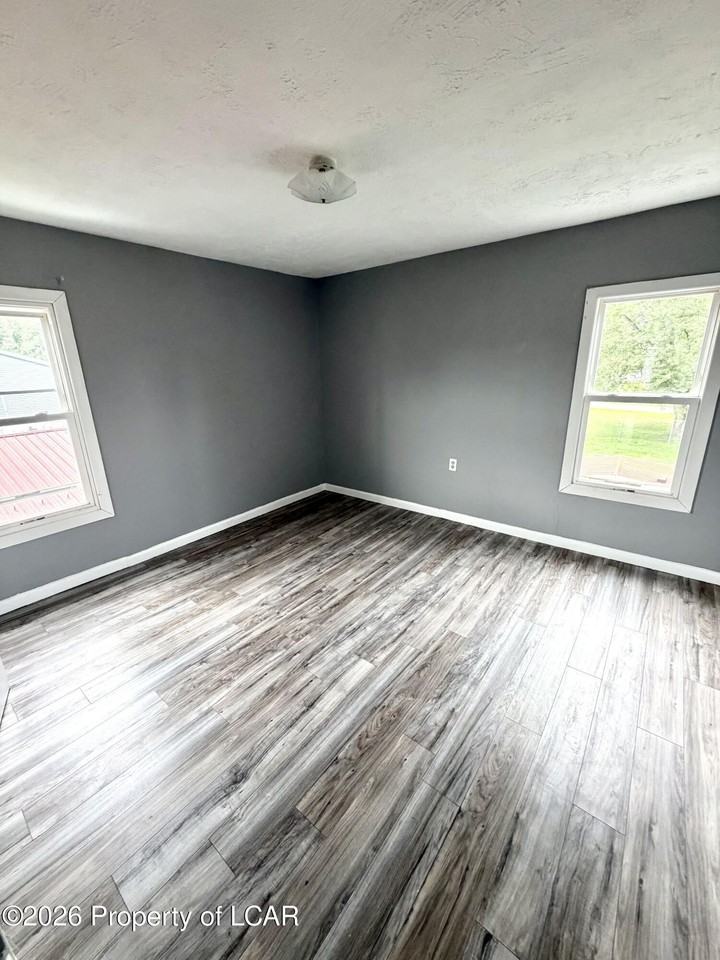 570 Nanticoke St - Photo 6 of 8