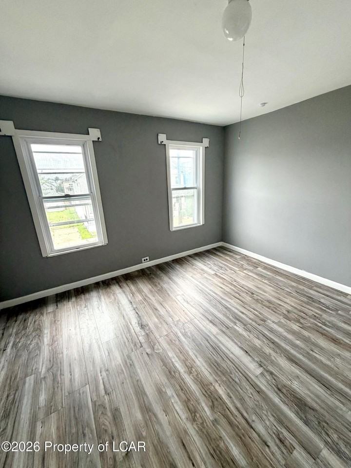 570 Nanticoke St - Photo 7 of 8