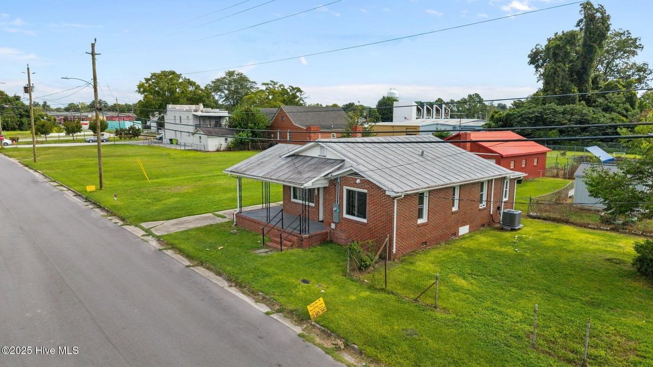 308 Norwood St - Photo 3 of 30
