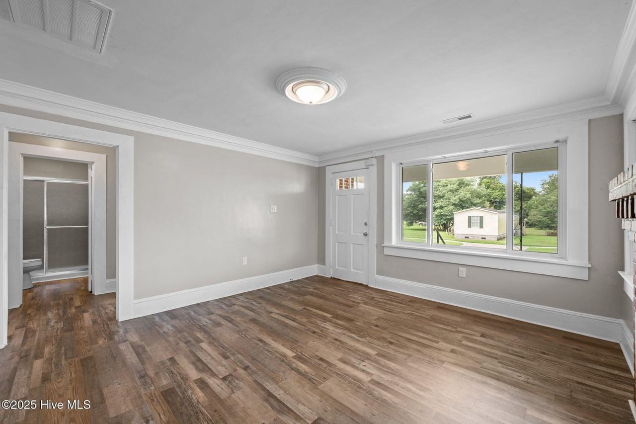 308 Norwood St - Photo 4 of 30